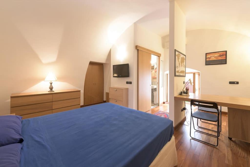 Traditional Apartment In Old City Бари Экстерьер фото